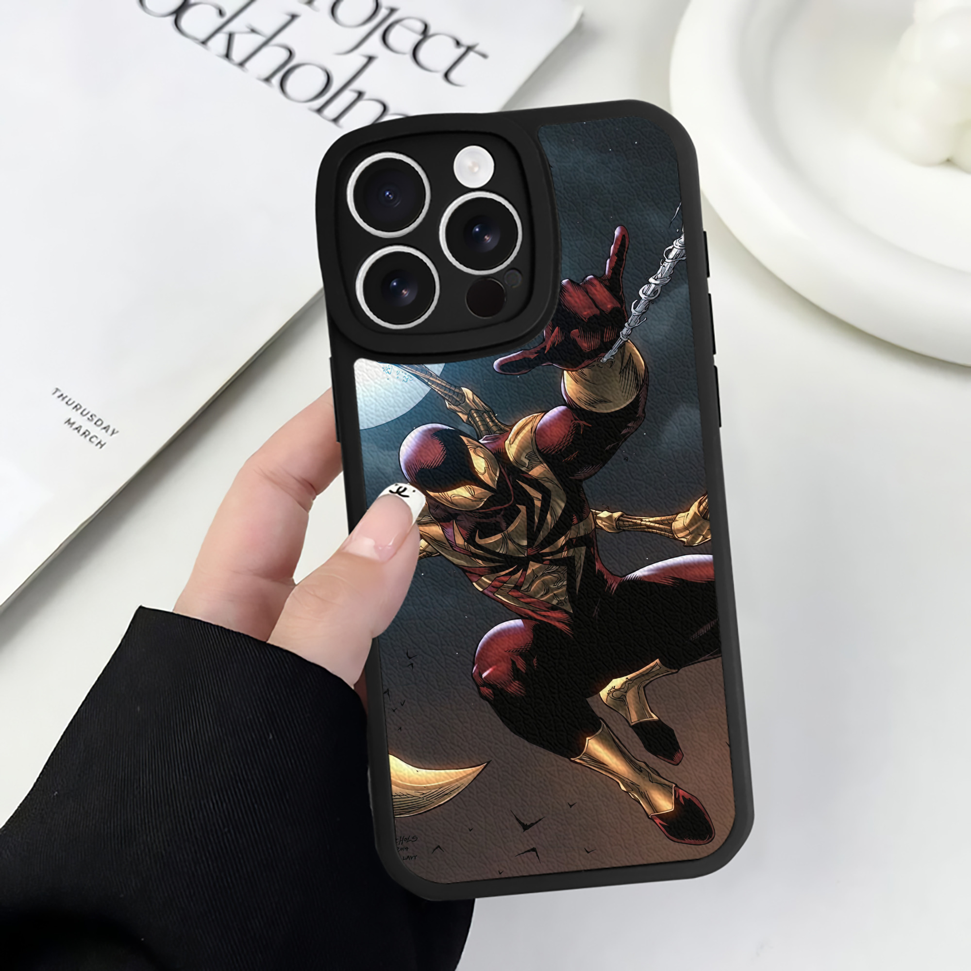 Spider Man スパイダーマン 【iPhone 16シリーズ対応】シリコンスマホケース（レザー調） 材質：シリコン